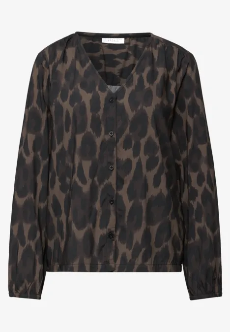 Damenbluse mit V-Ausschnitt, Knopfleiste und braun-schwarzem Leopardenmuster, lange Ärmel.